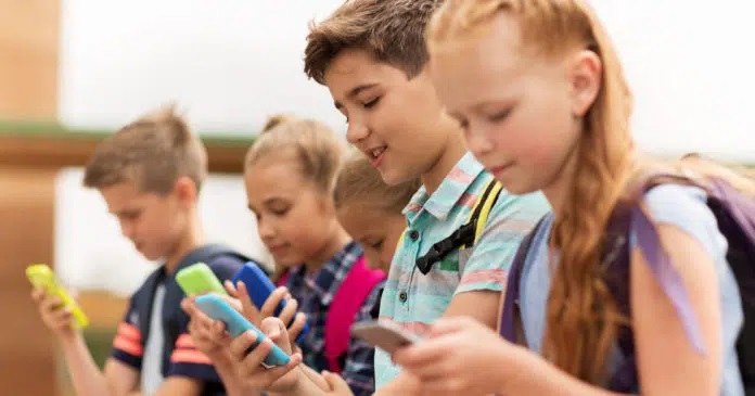 ta smartphones den einai asfali gia paidia kato ton 13 eton 01